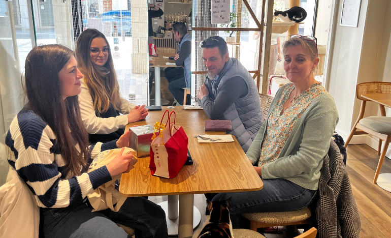 Bar à chats et parfum pour Pauline