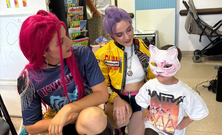 Noussayba rencontre les héroïnes de KPop Demon Hunters