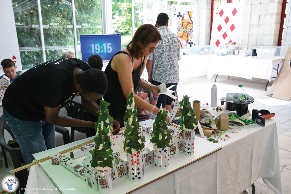 concours château de cartes Château de Chenonceau association Magie à l'hôpital