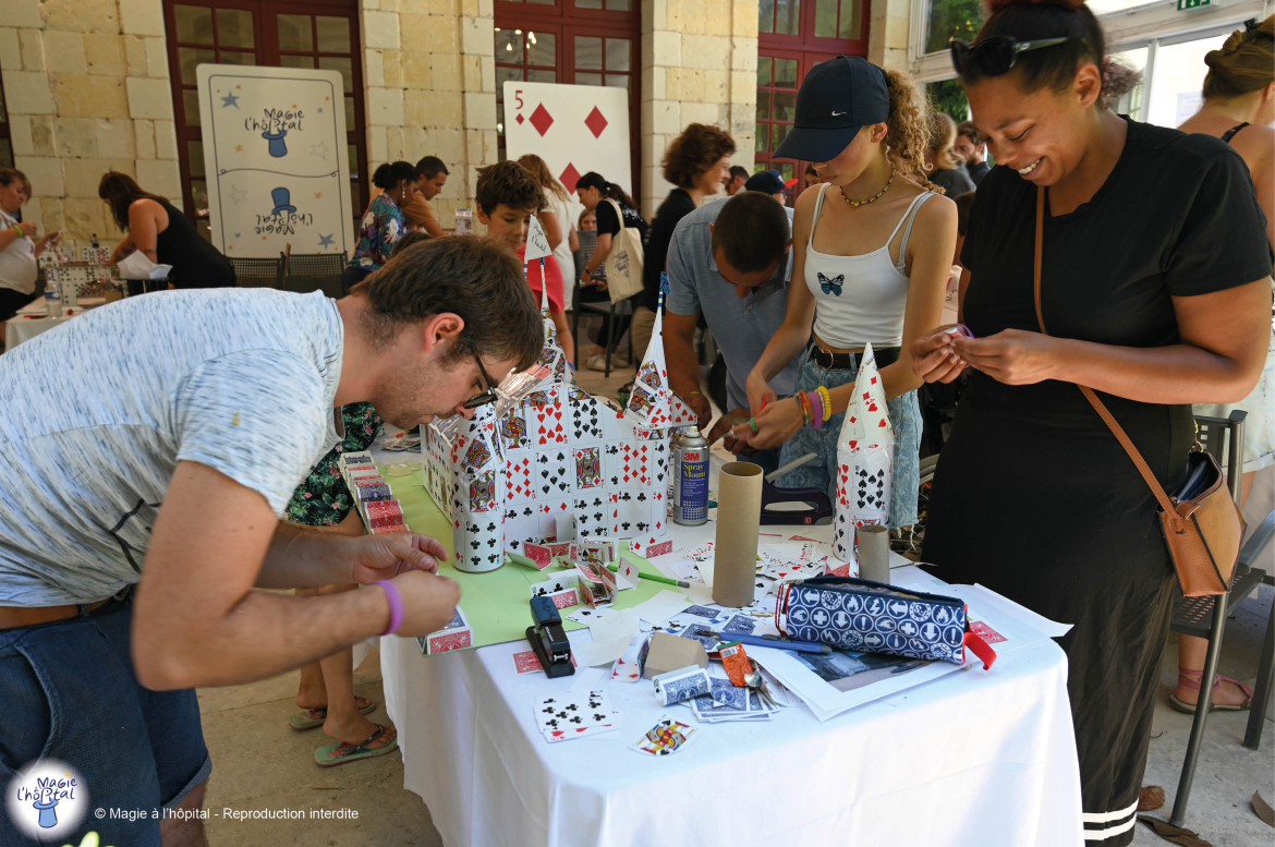 concours château de cartes Château de Chenonceau association Magie à l'hôpital