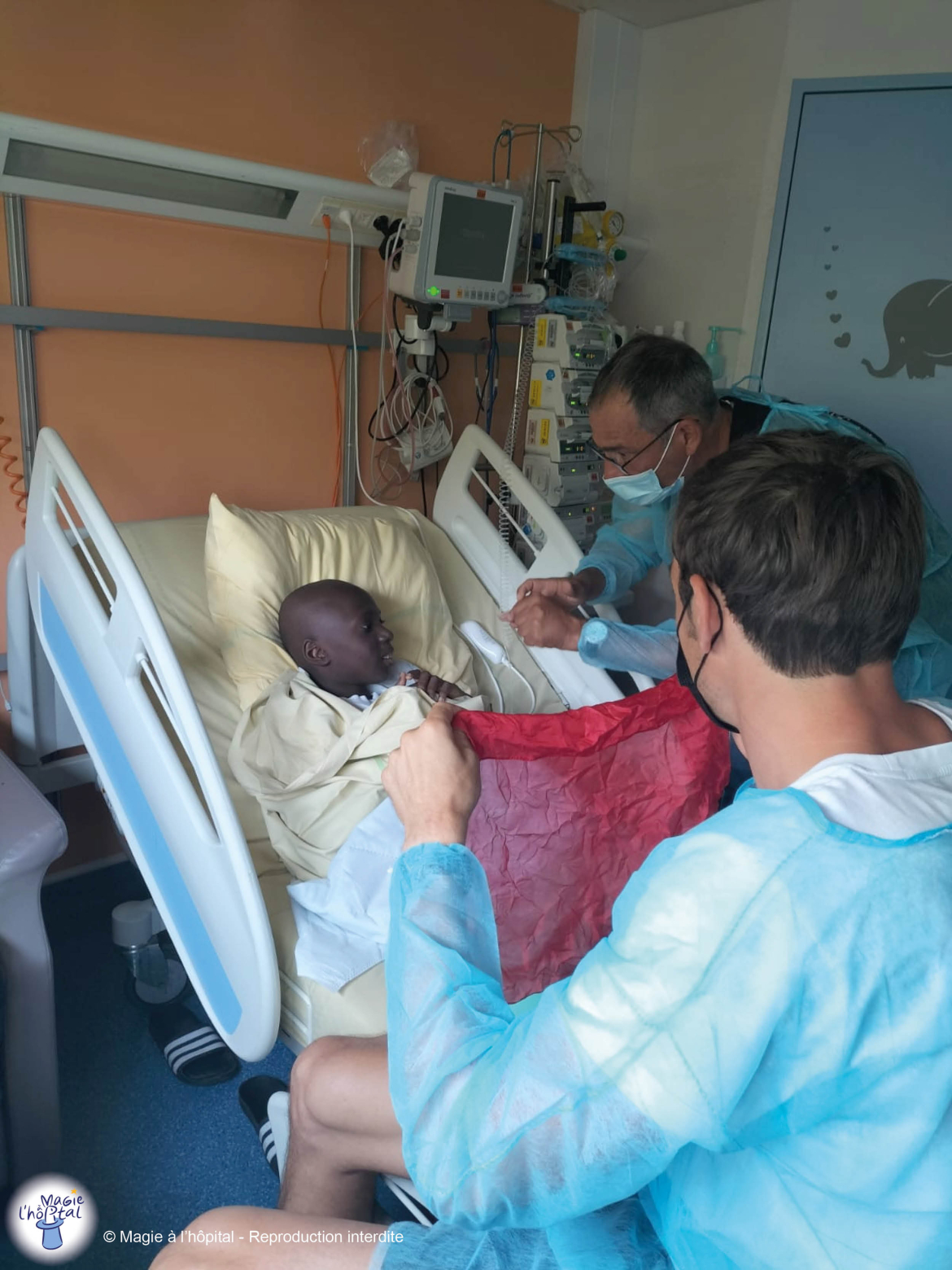 Claude Koh Lanta visite enfants hospitalisés hôpital Robert-Debré association Magie à l'hôpital