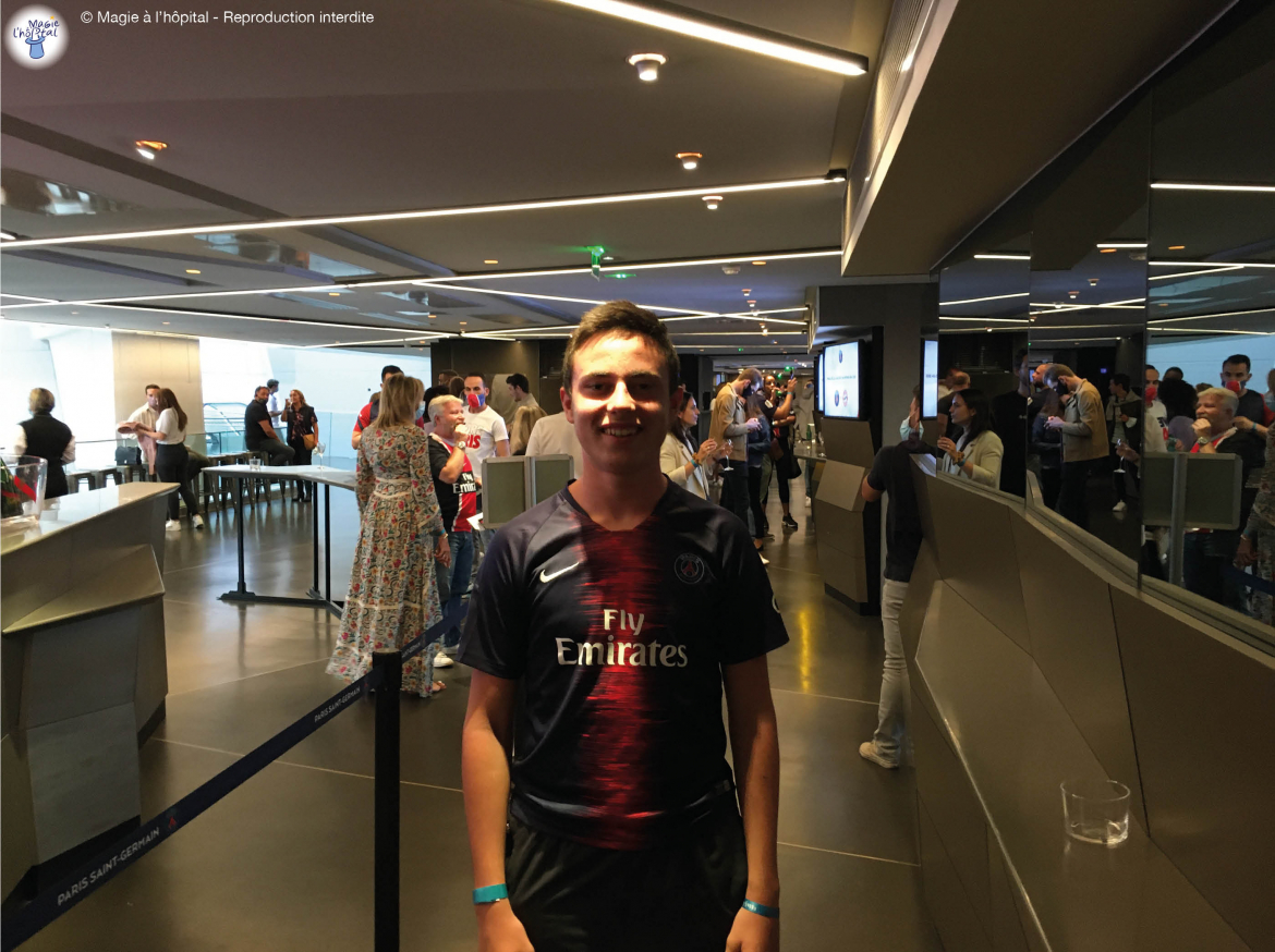 Lucas rencontre le PSG avec Magie à l'hôpital