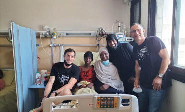 Claude Koh Lanta visite enfants hospitalisés hôpital Robert-Debré association Magie à l'hôpital